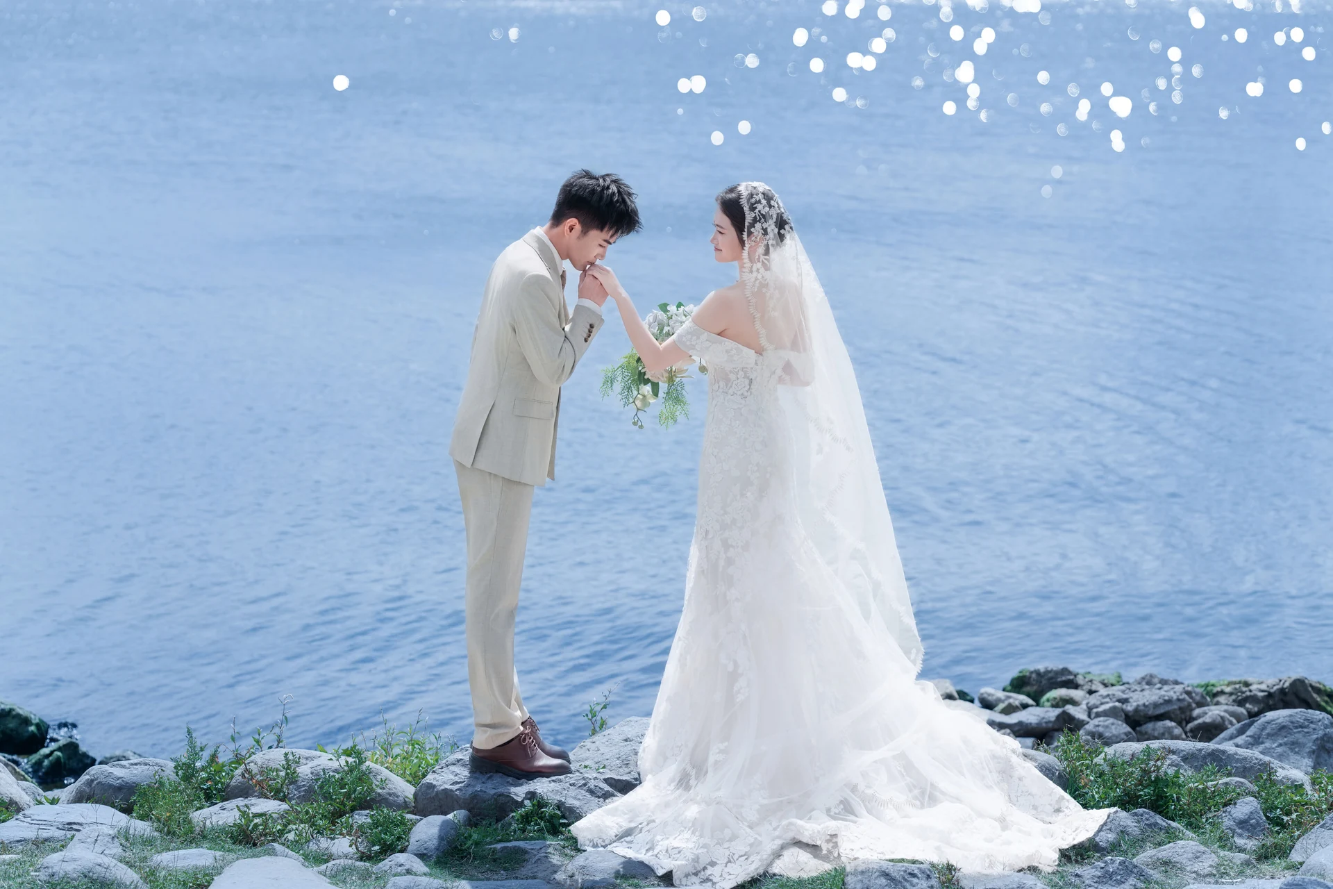 赵帅与郭笑笑在波光粼粼的湖边相望，白色婚纱轻铺在岸边